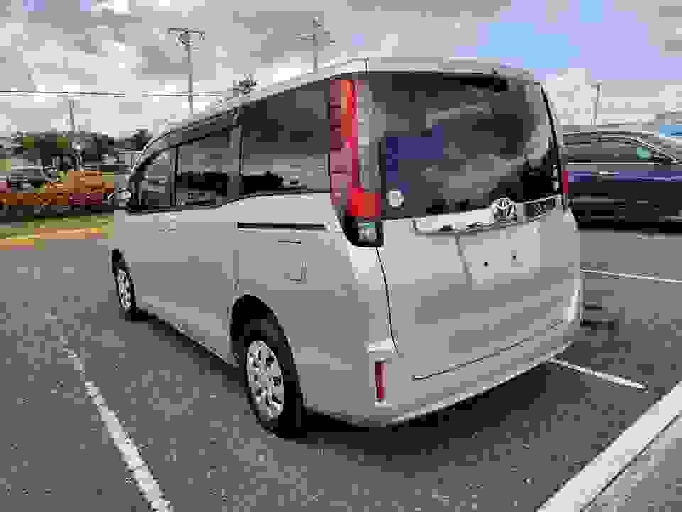 Toyota Noah view 2