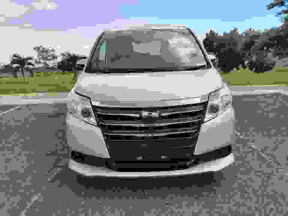 Toyota Noah view 4