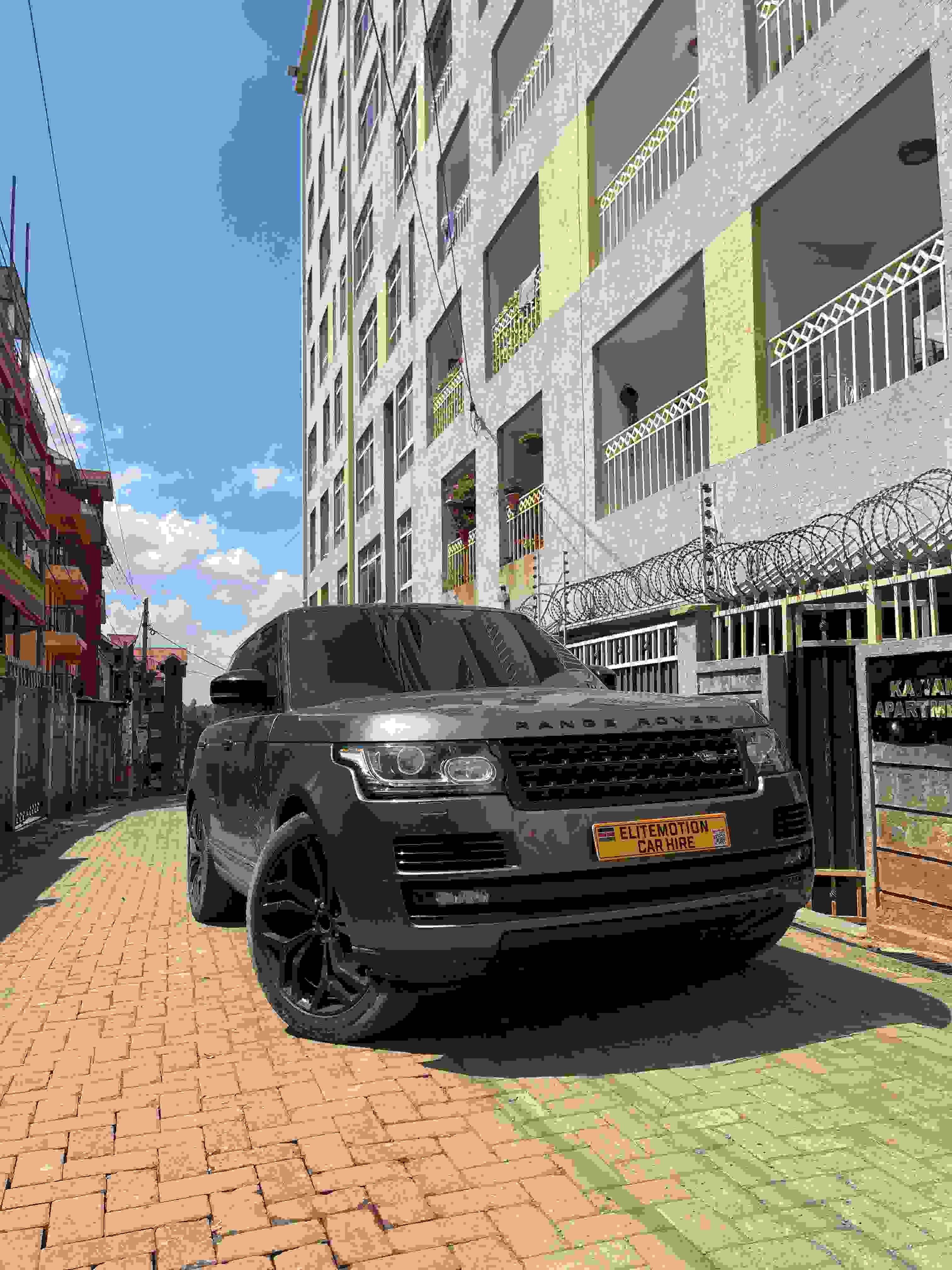 Range Rover Vogue view 3