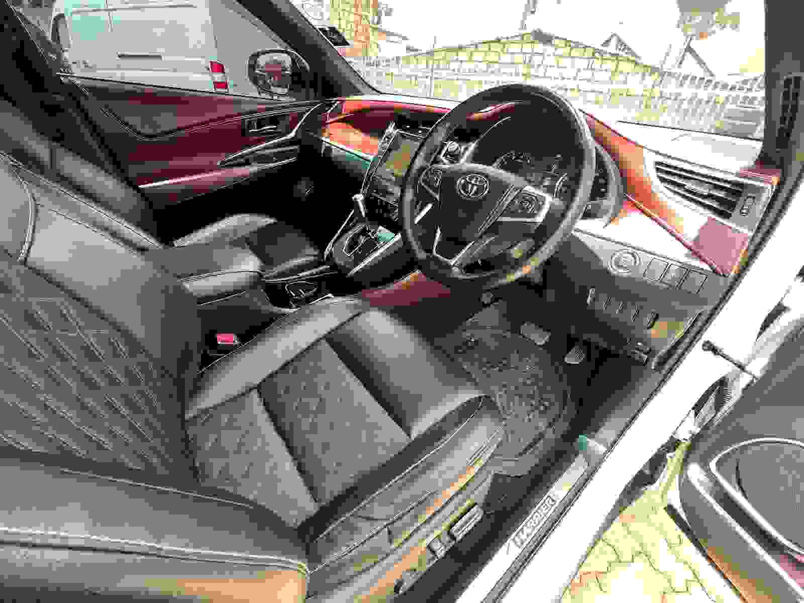 Toyota Harrier view 4