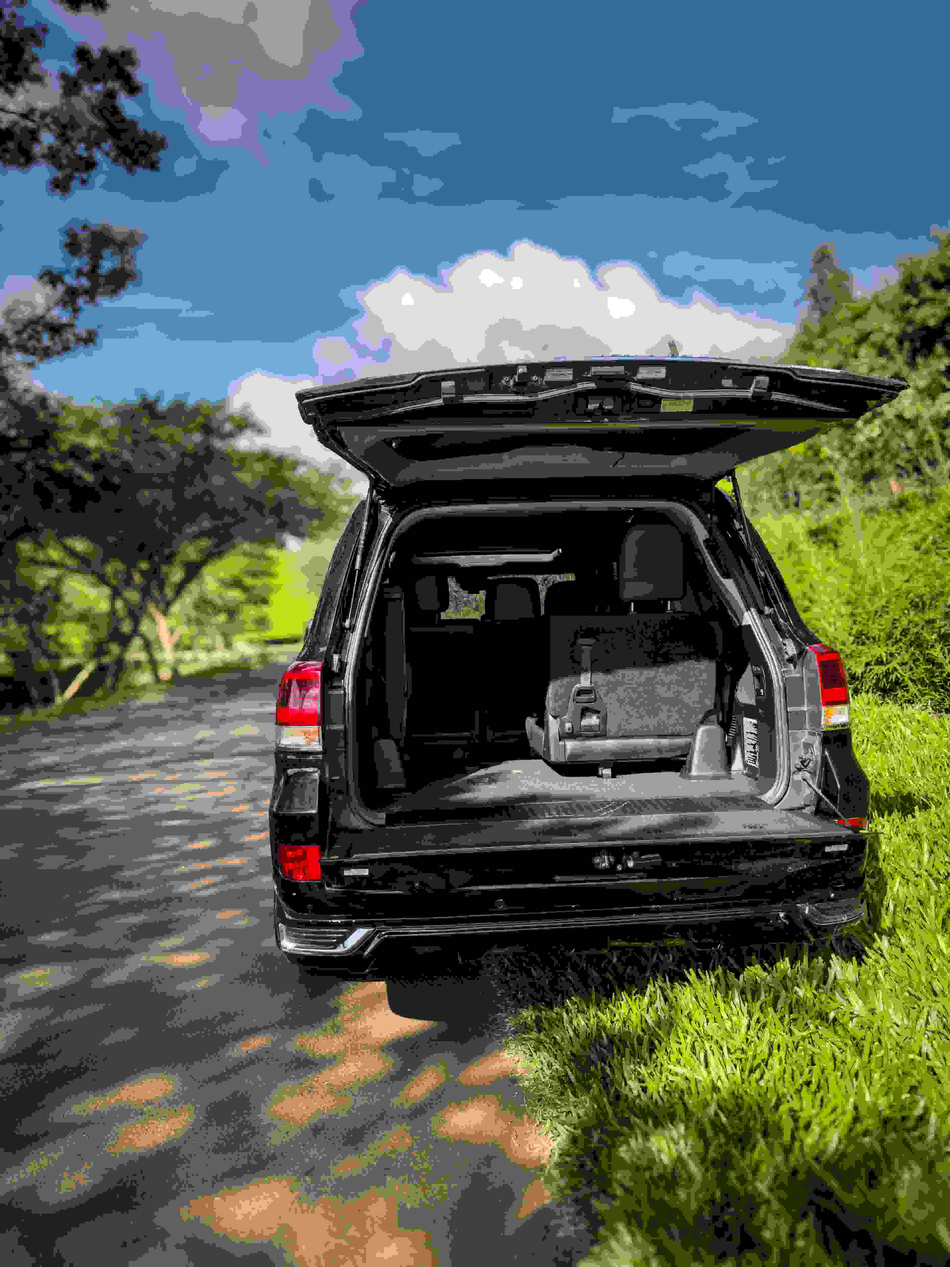 Toyota Land Cruiser V8 LC200 view 4