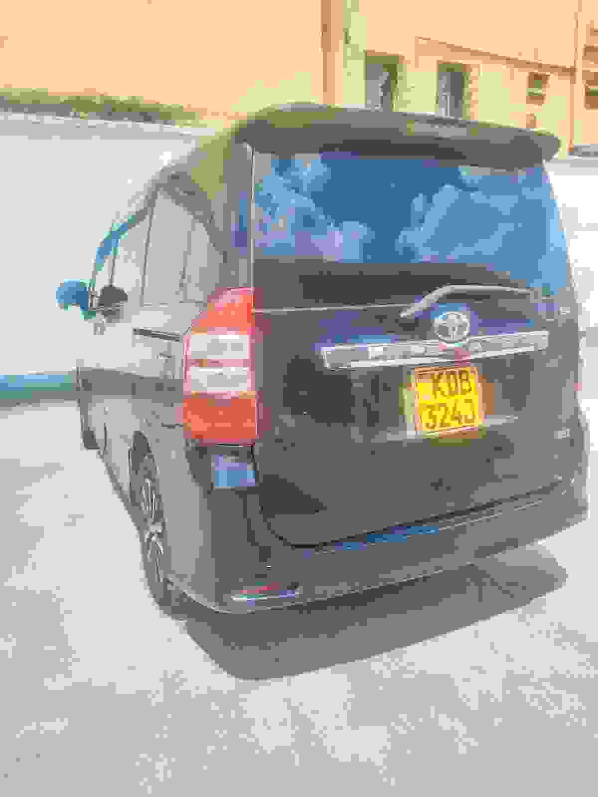 Toyota Noah 2010–2014 Shape view 5