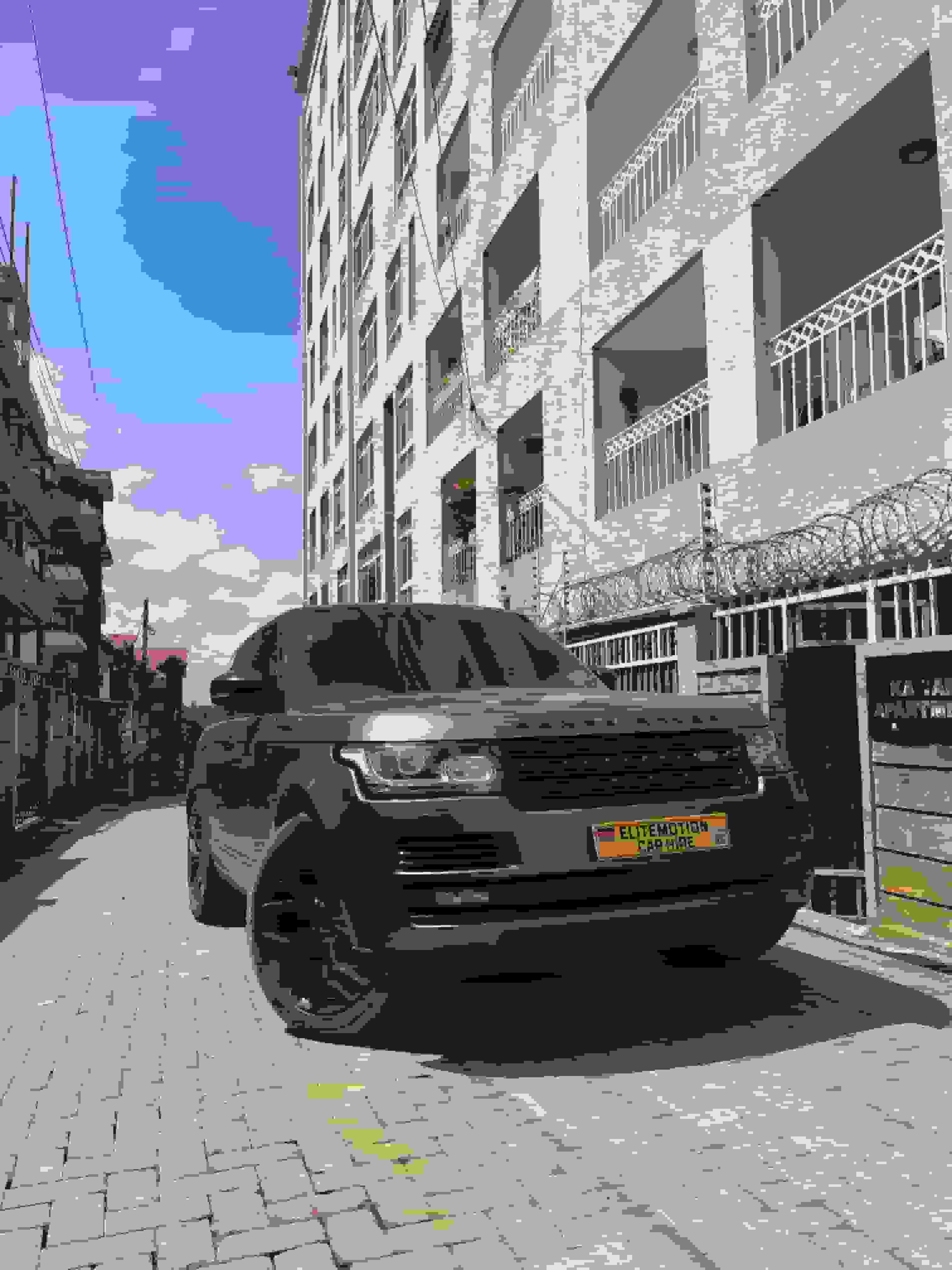 Range Rover Vogue view 3
