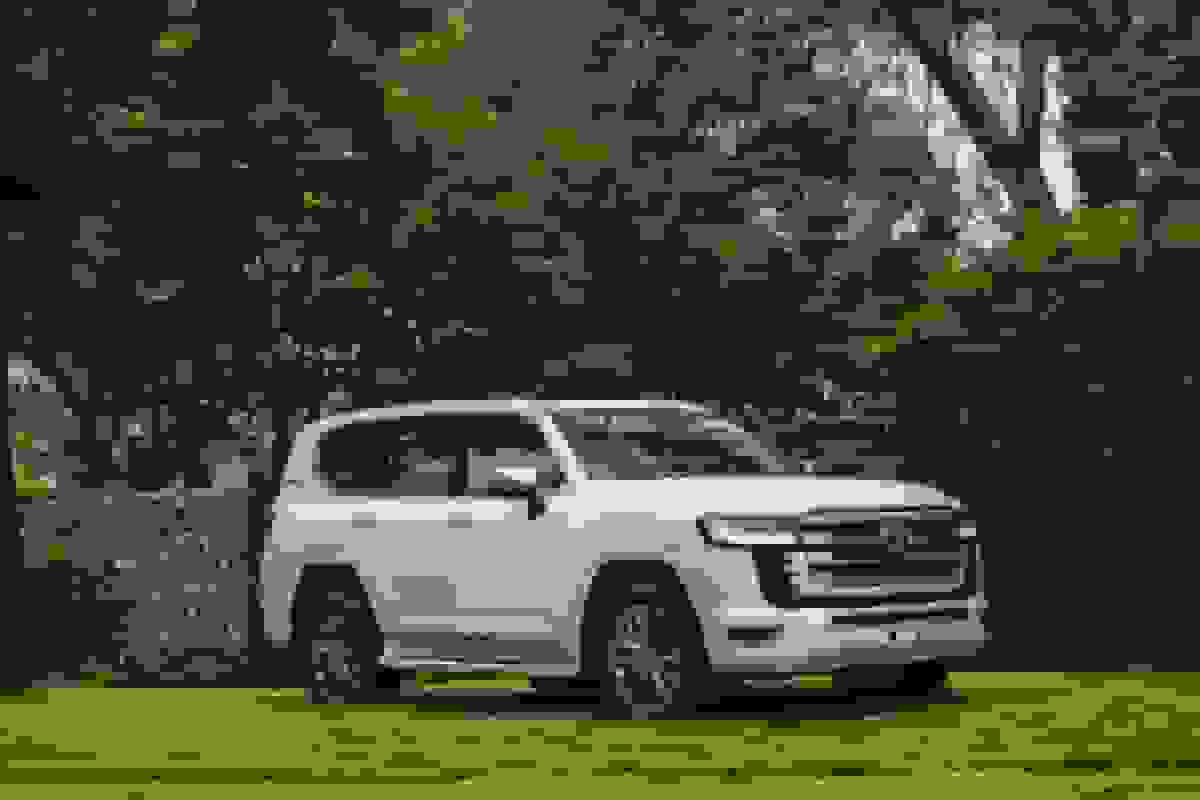 Toyota Land Cruiser LC300 view 2