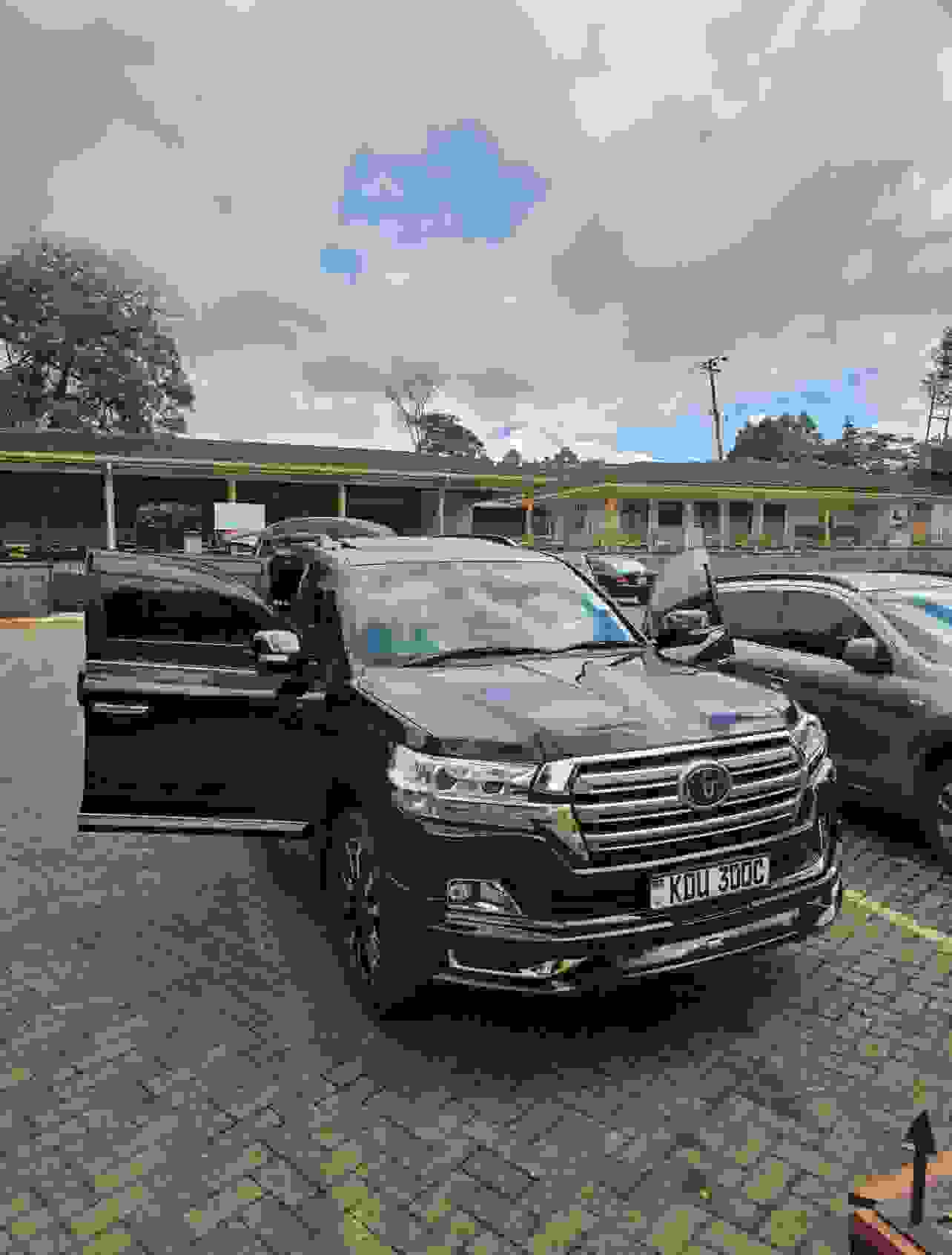 Toyota Land Cruiser V8 LC200, Sunroof view 3