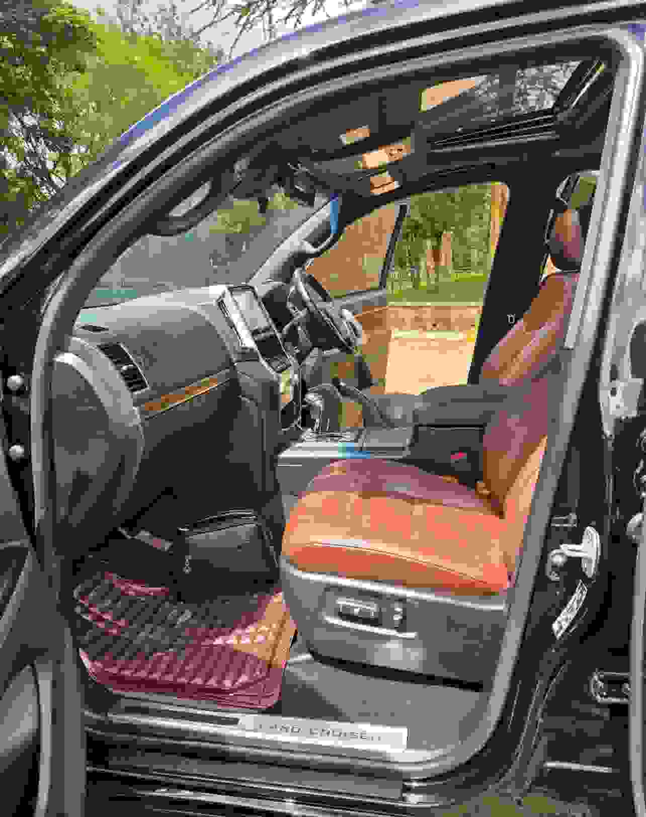 Toyota Land Cruiser V8 LC200, Sunroof view 5