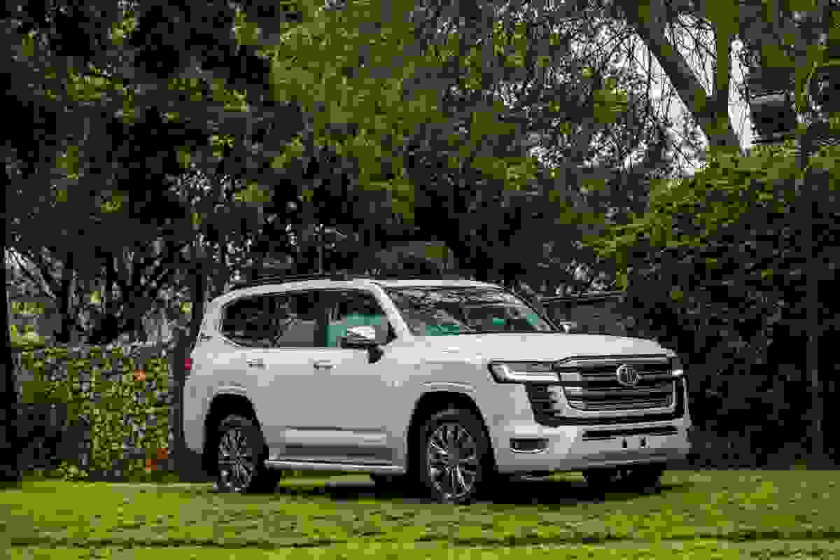 Toyota Land Cruiser LC300 view 2